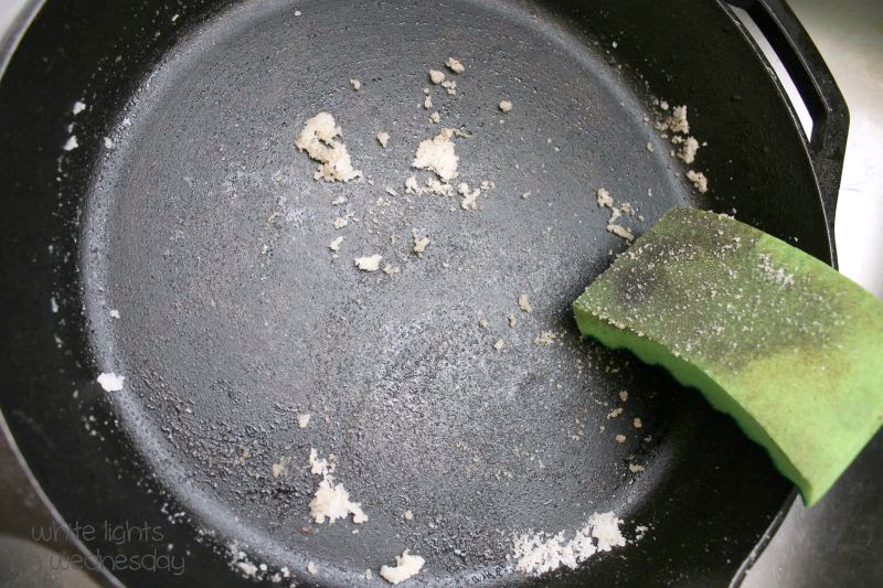 How to Clean a Cast Iron Skillet Easily – Messy DIY Mom