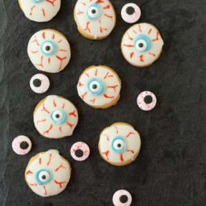 How cool are these creepy Halloween Eyeball Cookies? They are super easy to make because you just start off with vanilla wafers and white chocolate. A little icing and decoration and they are ready for your little trick-or-treaters to enjoy.