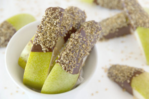 Forget caramel apples, these CHOCOLATE DIPPED PEARS will rock your world and become your new favorite treat.