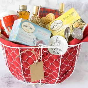 Don't show up empty handed to holiday or dinner parties.  It's a good idea to always to take little hostess gift with you.  I love putting together a little gift basket of goodies for a last minute hostess gift.