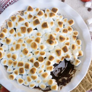 Ooey gooey S'mores Dip will be your new family favorite!  A blend of chocolate and heavy cream that's topped with roasted marshmallows makes a scrumptious dessert! #smores #desserts #smoresdip #chocolatedessert