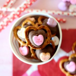 I love how easy these Valentine Pretzel Treats are to throw together.  Perfect for last minute gifts, parties, or just because you need to satisfy your sweet & salty craving! I just love how simple these pretzel valentines are!